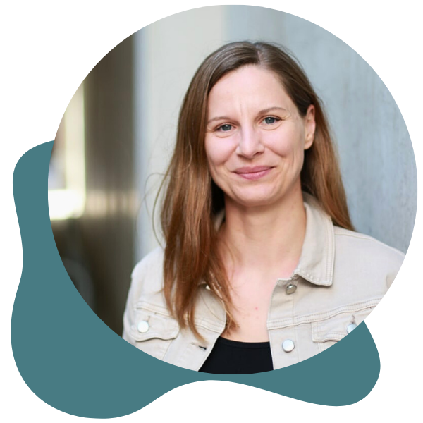 Porträt von Sophia Ruppel, die eine "Wohlfühl"-Garantie anbietet, wenn sie eine Website erstellt.